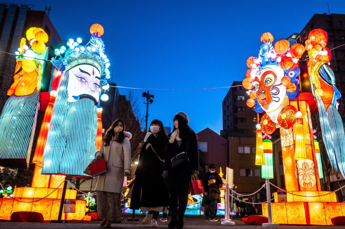 Công viên Yamashitacho ở Yokohama, Nhật Bản, được trang trí đèn lồng chào đón Tết Nguyên đán. Ảnh: AFP/TTXVN