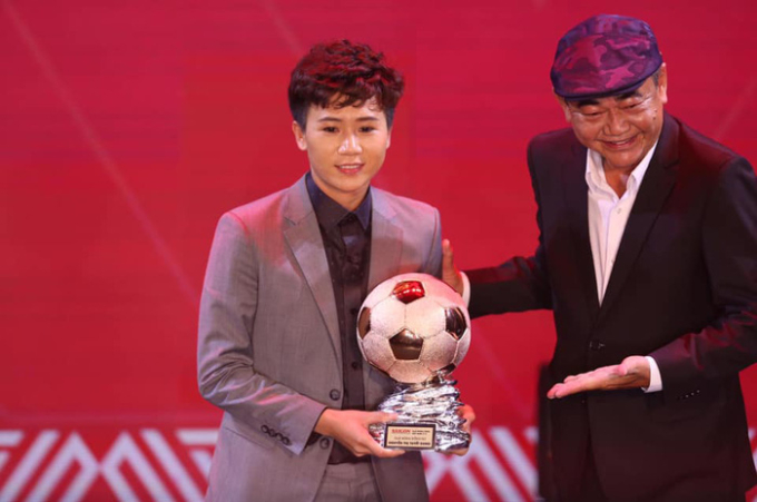 Nguyễn Thị Tuyết Dung sinh năm 1993 quê Hà Nam, là một trong những nữ cầu thủ bóng đá xuất sắc của Việt Nam, hiện tại chị đang là cầu thủ chơi ở vị trí tiền vệ cho câu lạc bộ Phong Phú - Hà Nam. Tuyết Dung từng là nữ cầu thủ giành danh hiệu Vua phá lưới kiêm Cầu thủ xuất sắc nhất tại Giải bóng đá nữ U19 quốc gia vào năm 2011 bên cạnh từng là cầu thủ xuất sắc nhất tại giải Bóng đá vô địch quốc gia nữ vào năm 20014. Cũng trong năm 2014, Tuyết Dung cũng là nữ cầu thủ vinh dự giành danh hiệu Quả bóng vàng Việt Nam.