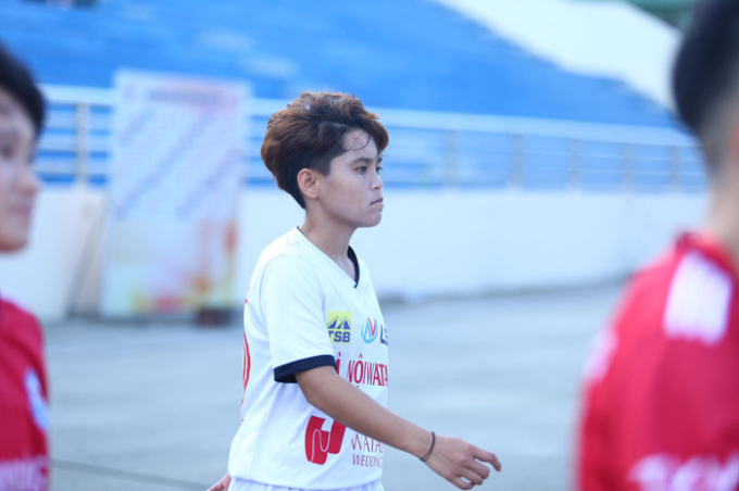   Tiền đạo Ngân Thị Vạn Sự: Sinh năm 2001 tại Hà Nội, Cầu thủ trẻ xuất sắc nhất năm 2020, có lối chơi rất nhanh ở hành lang cánh trái. Cầu thủ CLB Hà Nội này có thể thay Tuyết Dung trong tương lai.  