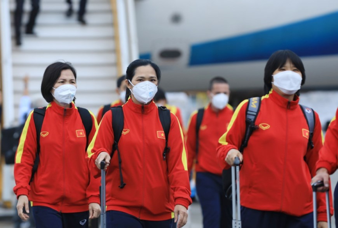 Các thành viên Đội tuyển bóng đá nữ Việt Nam tại sân bay quốc tế Nội Bài. (Ảnh: TTXVN)