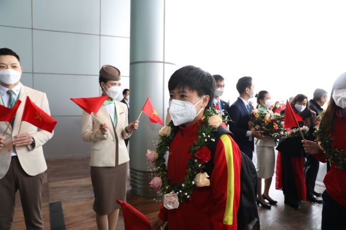Các nữ tuyển thủ tiến vào sảnh VIP A của sân bay quốc tế trong sự chào đón nồng nhiệt của đại diện Liên đoàn Bóng đá Việt Nam (VFF) và người hâm mộ. (Ảnh: TTXVN)