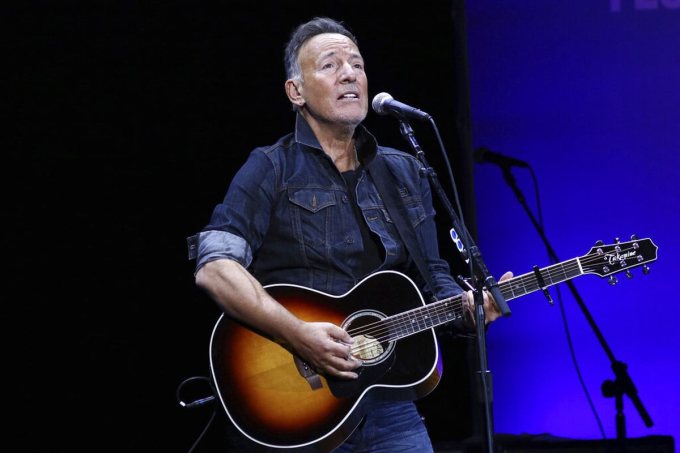           Bruce Springsteen - 435 triệu USD: Cuối tháng 12/2021, Bruce Springsteen nhượng lại phần lớn tác phẩm thu âm cho hãng Sony Music. Thương vụ được Forbes ước tính trị giá 500 triệu USD. Những sản phẩm bán lại của ông bao gồm các bản thu âm, ca khúc, bản ghi trực tiếp từ 20 album trong suốt 5 thập kỷ qua. Ảnh: NME.          
