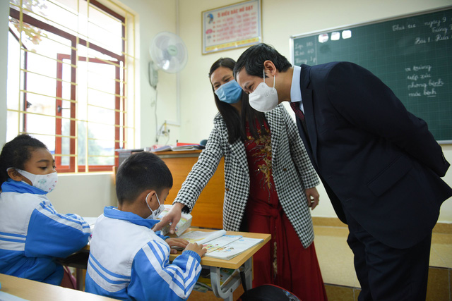   Bộ trưởng Bộ GD&ĐT Nguyễn Kim Sơn khảo sát thực tế tại Trường Tiểu học Minh Tân, Hải Phòng - Ảnh: VGP/Nhật Nam  