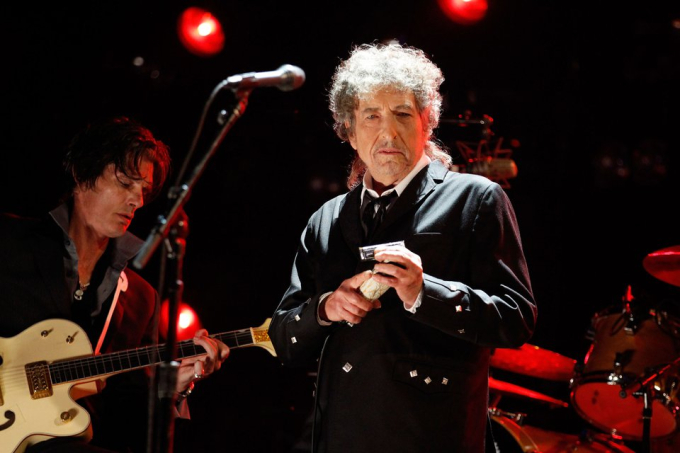           Bob Dylan - 130 triệu USD: Cuối năm 2021, huyền thoại âm nhạc Bob Dylan bán lại phần lớn các sáng tác cho Sony Music với giá 150 triệu USD.          