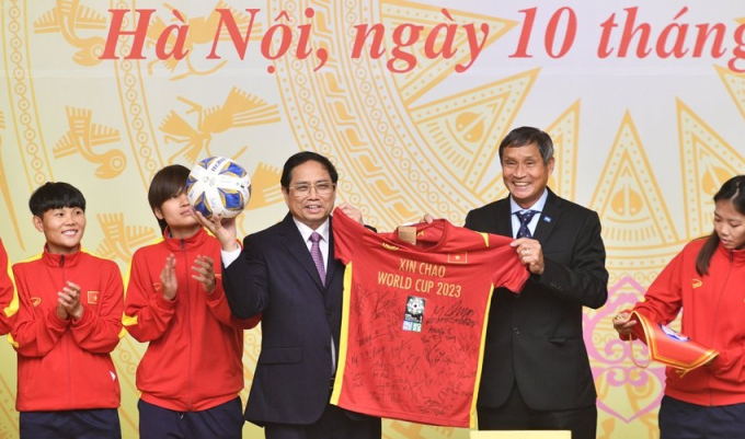           Thủ tướng Phạm Minh Chính được HLV Mai Đức Chung tặng áo thi đấu và quả bóng có chữ ký của các cầu thủ. Ảnh: Hoàng Hà.          