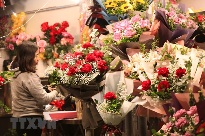 Hoa hồng - loài hoa tượng trưng cho tình yêu được bày bán nhiều trên phố Trần Xuân Soạn tối 13/2. (Ảnh: Hoàng Hiếu/TTXVN)