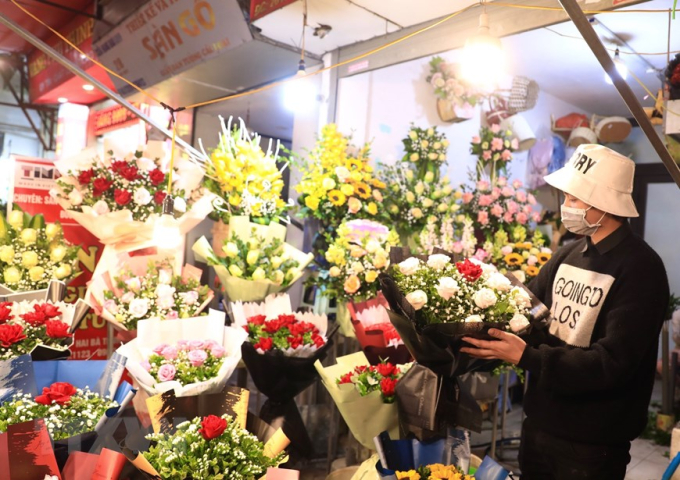 Một cửa hàng hoa trên phố Kim Ngưu với những bó hoa hồng sẵn sàng chờ khách đến mua. (Ảnh: Hoàng Hiếu/TTXVN)
