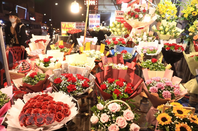 Một cửa hàng hoa trên phố Kim Ngưu sẵn sàng đón khách dịp 14/2. (Ảnh: Hoàng Hiếu/TTXVN)