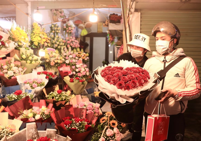 Một bó hoa hồng hình trái tim được chọn mua tối 13/2 trên phố Kim Ngưu. (Ảnh: Hoàng Hiếu/TTXVN)