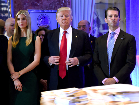   Cựu tổng thống Mỹ Donald Trump (giữa) và 2 con lớn Ivanka và Trump Jr - Ảnh: AFP  
