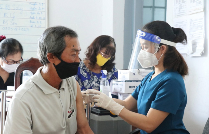   Tiêm vaccine phòng COVID-19 cho người dân thành phố Buôn Ma Thuột. (Ảnh: Tuấn Anh/TTXVN)  