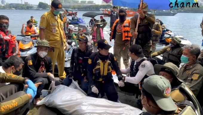 Đội cứu hộ đưa thi thể của nữ diễn viên lên bờ.