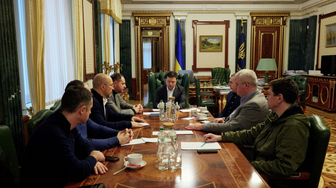 Tổng thống Volodymyr Zelensky dự cuộc họp khẩn với các quan chức cấp cao tại Kiev sau khi Nga thông báo tiến hành 