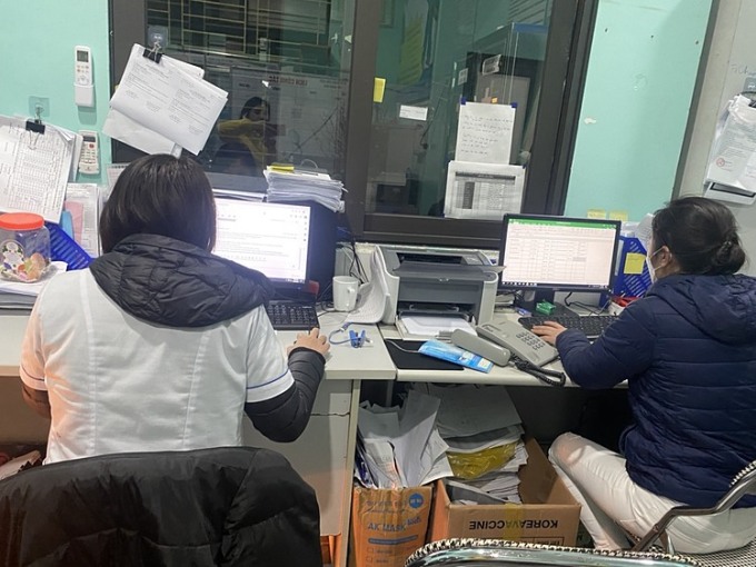 Hà Nội: Nhiều nhân viên thành F0, y tế phường quá tải