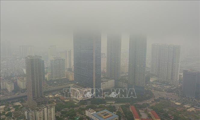 Tòa tháp Keangnam trên đường Phạm Hùng (quận Nam Từ Liêm) bị mưa phùn và sương phủ kín, không thể nhìn thấy nóc. Ảnh tư liệu: Thành Đạt/TTXVN