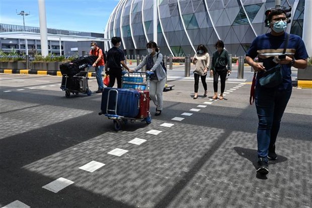   Hành khách tại sân bay quốc tế Changi của Singapore. (Ảnh: AFP/ TTXVN)  