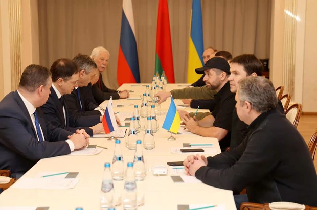   Phái đoàn Nga (trái) và Ukraine tại vòng đàm phán ở vùng Gome, Belarus ngày 28/2/2022. (Ảnh: THX/TTXVN)  