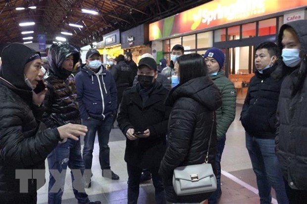   Người Việt sơ tán từ Ukraine tới Nhà ga chính ở thủ đô Bucarest, Romania. (Ảnh: Mạnh Hùng/TTXVN)  