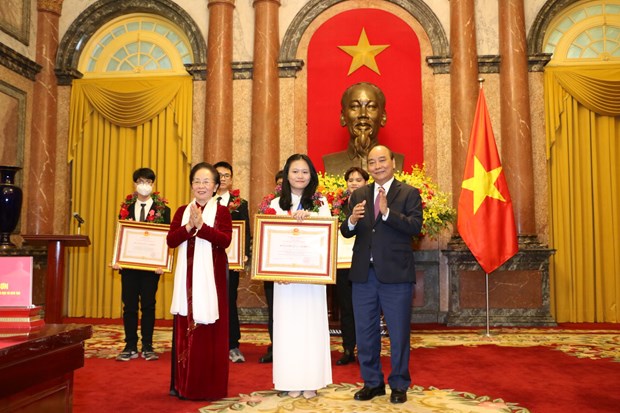   Chủ tịch nước Nguyễn Xuân Phúc trao Huân chương Lao động hạng Nhì cho Nguyễn Lê Thảo Anh. (Ảnh: Nhân vật cung cấp)  