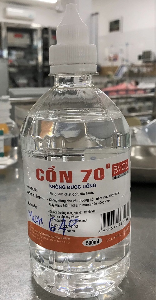 Hình ảnh chai cồn mà bệnh nhân đã uống nhầm, dẫn đến ngộ độc.