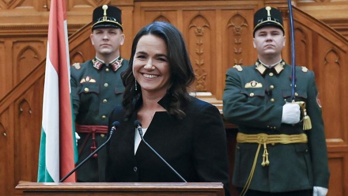   Katalin Novak tuyên thệ sau khi được bầu là tổng thống tại tòa nhà quốc hội Hungary ngày 10/3. Ảnh: AP.  