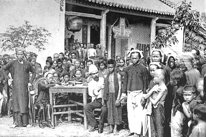   Một buổi tiêm chủng ở miền Nam thập niên 1890.  