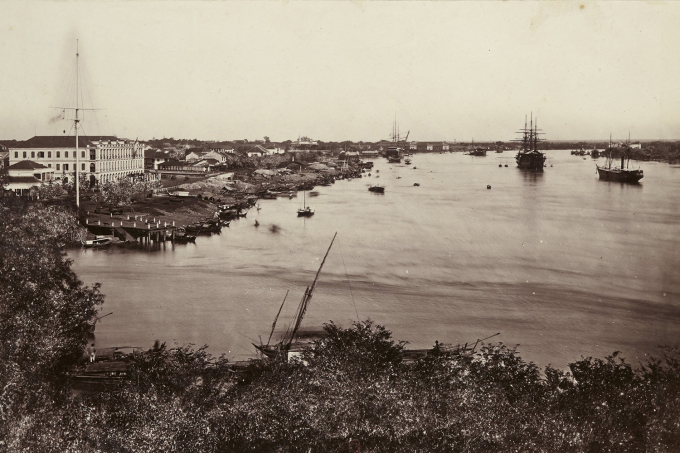 Bờ sông Sài Gòn vào thế kỷ 19, góc trái là cột cờ Thủ Ngữ. Công trình này được xây dựng năm 1865, khi mới hình thành có chức năng làm cột tín hiệu cho tàu bè ra vào luồng lạch khu vực Sài Gòn - Gia Định.