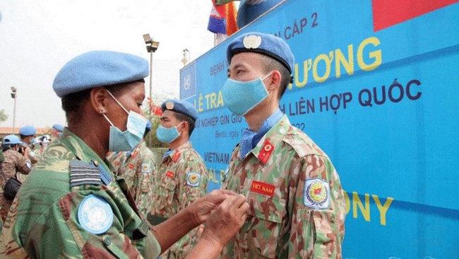   Các bác sĩ Bệnh viện dã chiến cấp 2 số 3 Việt Nam tại Nam Sudan được trao Huy chương gìn giữ hòa bình LHQ vì sự tận tâm và những đóng góp nổi bật. (Ảnh: Bệnh viện cung cấp).  