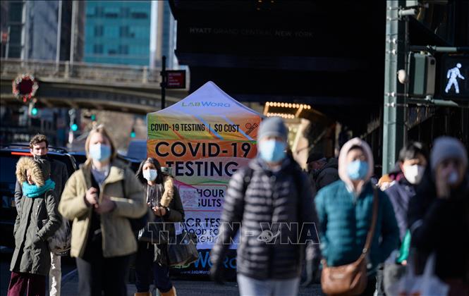 Người dân đeo khẩu trang tại một điểm xét nghiệm COVID-19 ở New York, Mỹ, ngày 4/1/2022. Ảnh: AFP/TTXVN