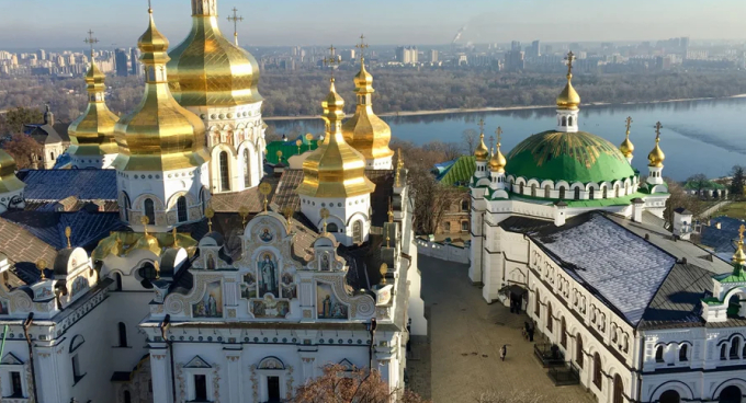           Quần thể Pechersk Lavra nằm ở thủ đô Kyiv của Ukraine, là tổ hợp công trình mang tính lịch sử, biểu trưng kiến trúc của thời kỳ Trung Cổ, bắt đầu được xây dựng từ thế kỷ 17. Quần thể Pechersk Lavra có một trong những nhà thờ lớn nhất của Chính thống giáo ở Ukraine cũng như khắp Đông Âu.           