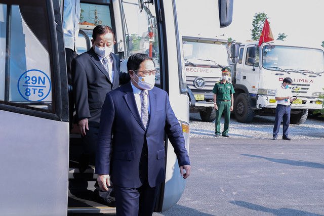   Thủ tướng Phạm Minh Chính và các đại biểu đến dự lễ khởi công dự án KCN Việt Nam-Singapore III bằng xe buýt - Ảnh: VGP/Nhật Bắc  