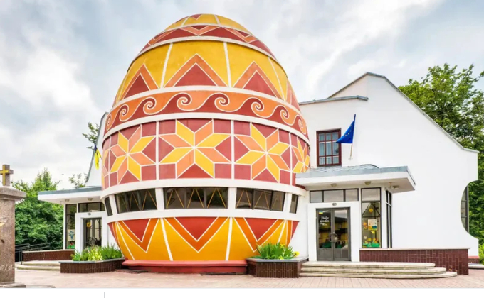           Công trình có hình quả trứng là Bảo tàng Pysanka nằm ở thành phố Kolomia, tây nam Ukraine. Trứng Pysanka trở thành một trong những biểu tượng của danh tính quốc gia Ukraine. Bảo tàng Pysanka là bảo tàng duy nhất trên thế giới mang hình quả trứng. Tại đây lưu giữ hơn 12.000 trứng phục sinh từ khắp nơi trên thế giới.          