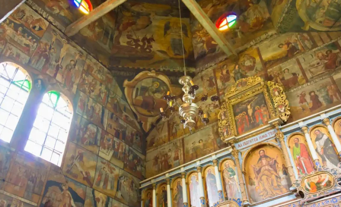           Tại Ukraine có gần 2.000 nhà thờ gỗ, trong đó quần thể nhà thờ của người Carpathians ở phía tây đã được UNESCO công nhận là di sản văn hóa thế giới. Trong số này, nhà thờ St George's là một trong những nhà thờ cổ nhất và còn được bảo tồn tốt nhất.           