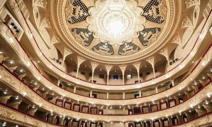           Nhà hát Opera Quốc gia Ukraine nằm ở thủ đô Kyiv, được xây dựng cuối thế kỷ 19, trên nền của nhà hát Opera trước đó bị hỏa hoạn thiêu rụi. Nhà hát Opera Quốc gia là công trình đột phá về kiến túc, với mặt tiền hình bán nguyệt, các mái vòm sâu và vươn cao, làm tăng chiều cao tổng thể của tòa nhà.           