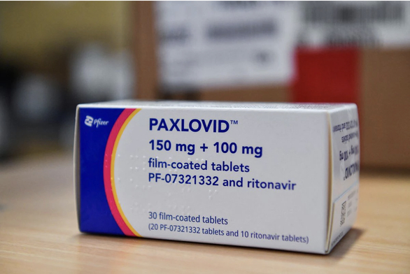  Một hộp thuốc Paxlovid - Ảnh: REUTERS  