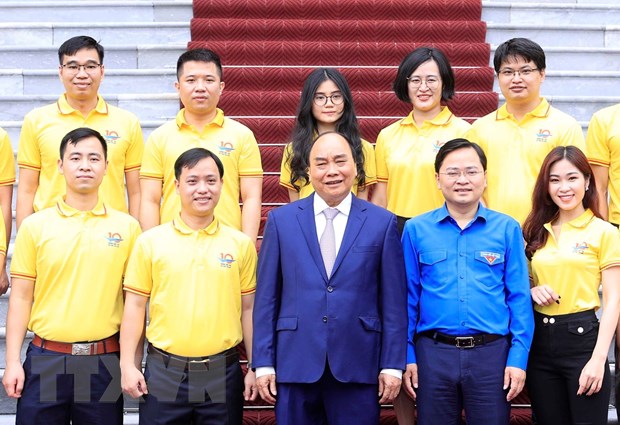   Chủ tịch nước Nguyễn Xuân Phúc gặp mặt gương mặt trẻ Việt Nam tiêu biểu năm 2021. (Ảnh: Thống Nhất/TTXVN)  