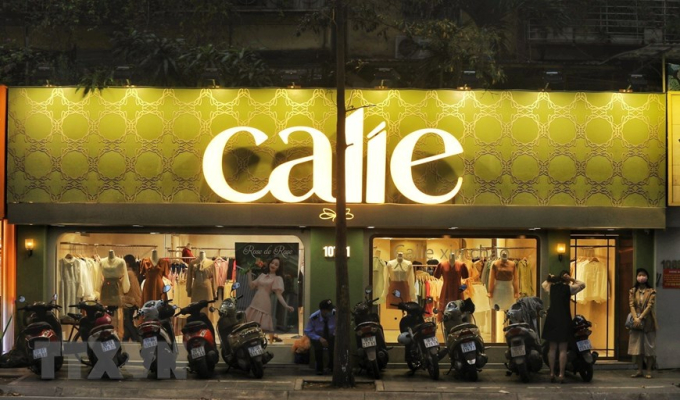 Cửa hàng bán quần áo mở cửa đón khách trên phố Phạm Ngọc Thạch. (Ảnh: Tuấn Anh/TTXVN)