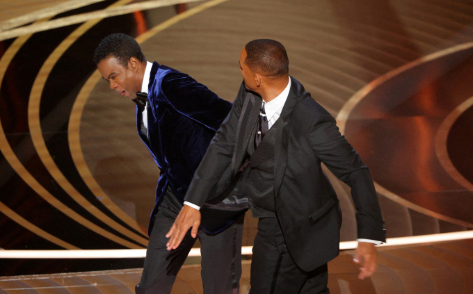 Will Smith tát Chris Rock ngay trên sân khấu. 