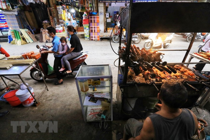 Các loại thực phẩm được bày bán tại khu chợ Thượng Đình. (Ảnh: Tuấn Anh/TTXVN)