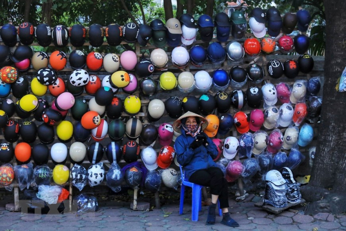 Một sạp bán mũ bảo hiểm trên phố Chùa Bộc. (Ảnh: Tuấn Anh/TTXVN)