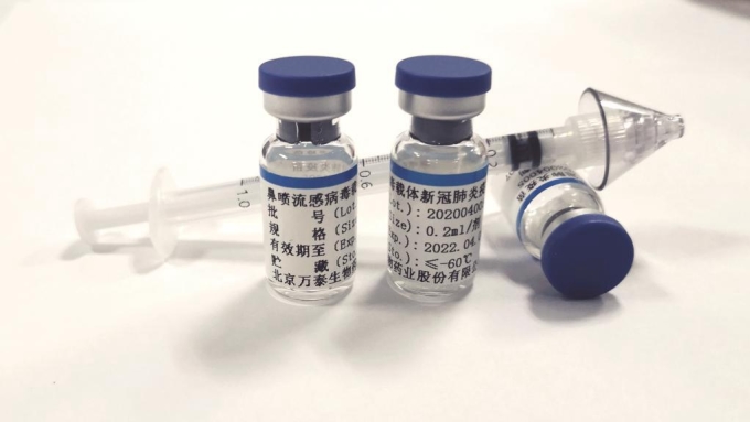 Việt Nam thử nghiệm vaccine phòng COVID-19 dạng xịt 