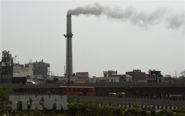   Khói bốc lên từ nhà máy nhiệt điện Badarpur ở thủ đô New Delhi, Ấn Độ. (Ảnh: AFP/TTXVN)  