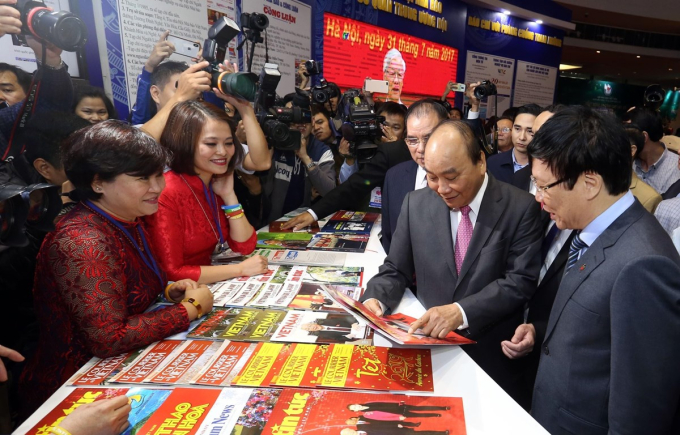   Thủ tướng Nguyễn Xuân Phúc thăm gian trưng bày của Thông tấn xã Việt Nam tại Hội báo toàn quốc 2019. (Ảnh: Huy Hùng/TTXVN)  