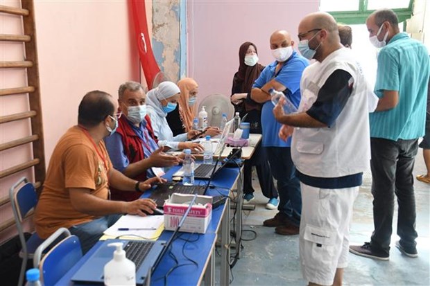   Người dân chờ tiêm vaccine ngừa COVID-19 tại Tunis (Tunisia), ngày 8/8/2021. (Ảnh: THX/TTXVN)  