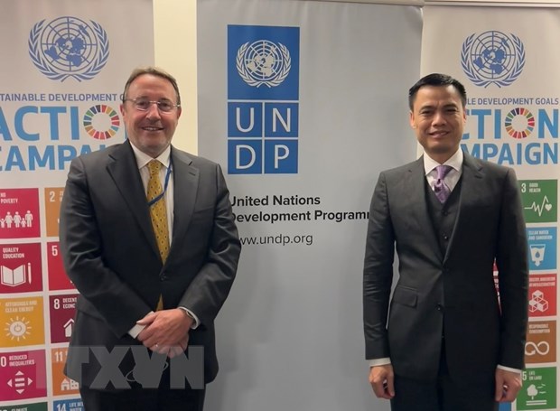   Đại sứ Đặng Hoàng Giang làm việc với ông Achim Steiner, Tổng giám đốc Chương trình Phát triển Liên hợp quốc (UNDP). (Ảnh: TTXVN)  