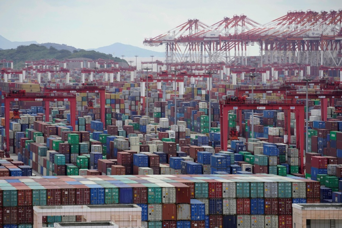 Cảng Yangshan ở Thượng Hải - cảng biển lớn nhất thế giới. Ảnh: Reuters. 