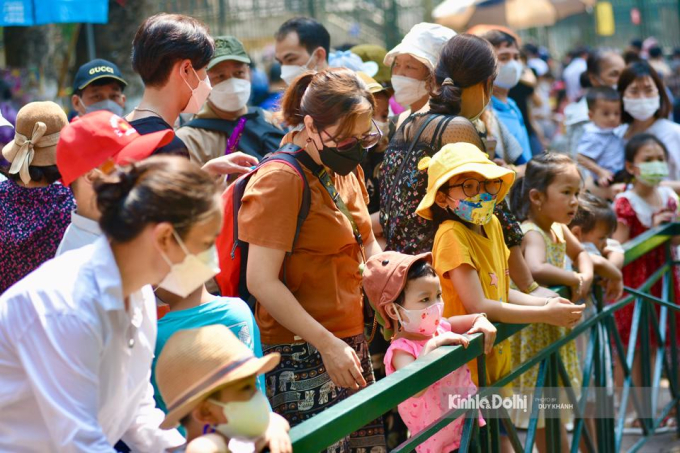 Rất đông người dân đưa trẻ em đến công viên Thủ Lệ để vui chơi trong kỳ nghỉ lễ.