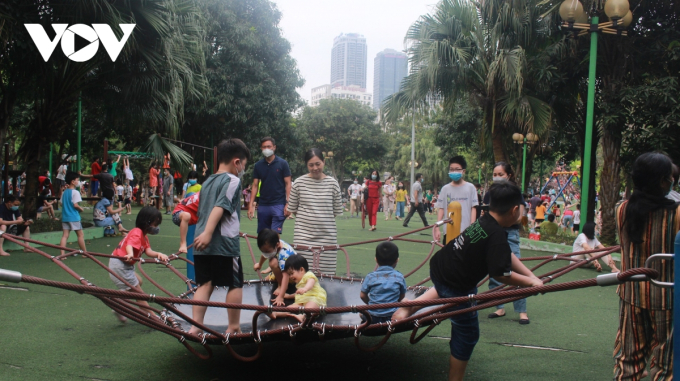 Tại công viên Nghĩa Đô, lượng người đến công viên đông đúc hơn lúc về chiều tối. 