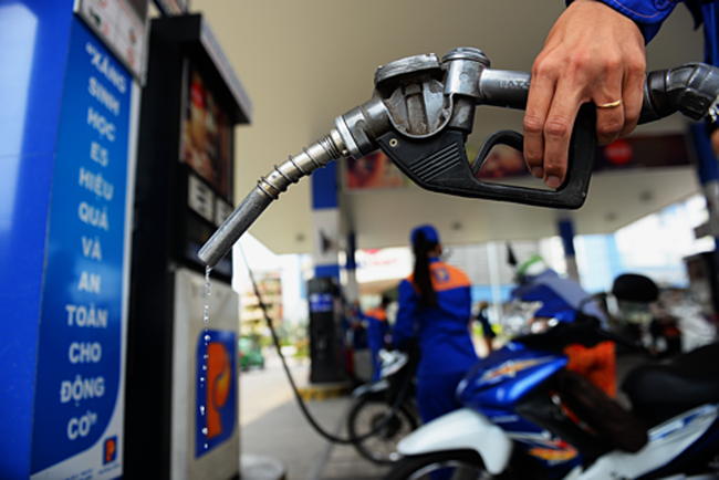 Giá xăng dầu giảm chưa tới 1.000 đồng/lít