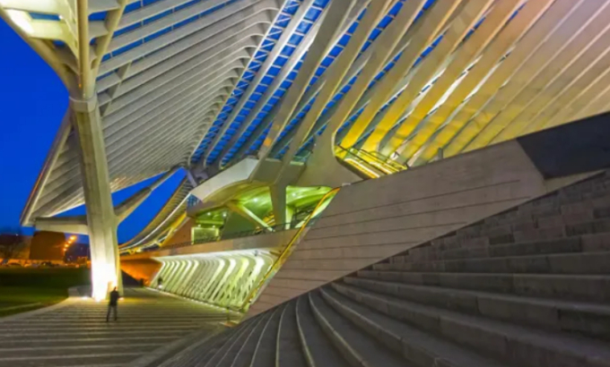 Nhà ga Liège-Guillemins ở Bỉ do kiến trúc sư Santiago Calatrava thiết kế. Ảnh: Reinhard Tiburzy / Alamy